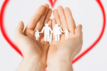 Hænder om papirklip-familie omkranset af hjerte